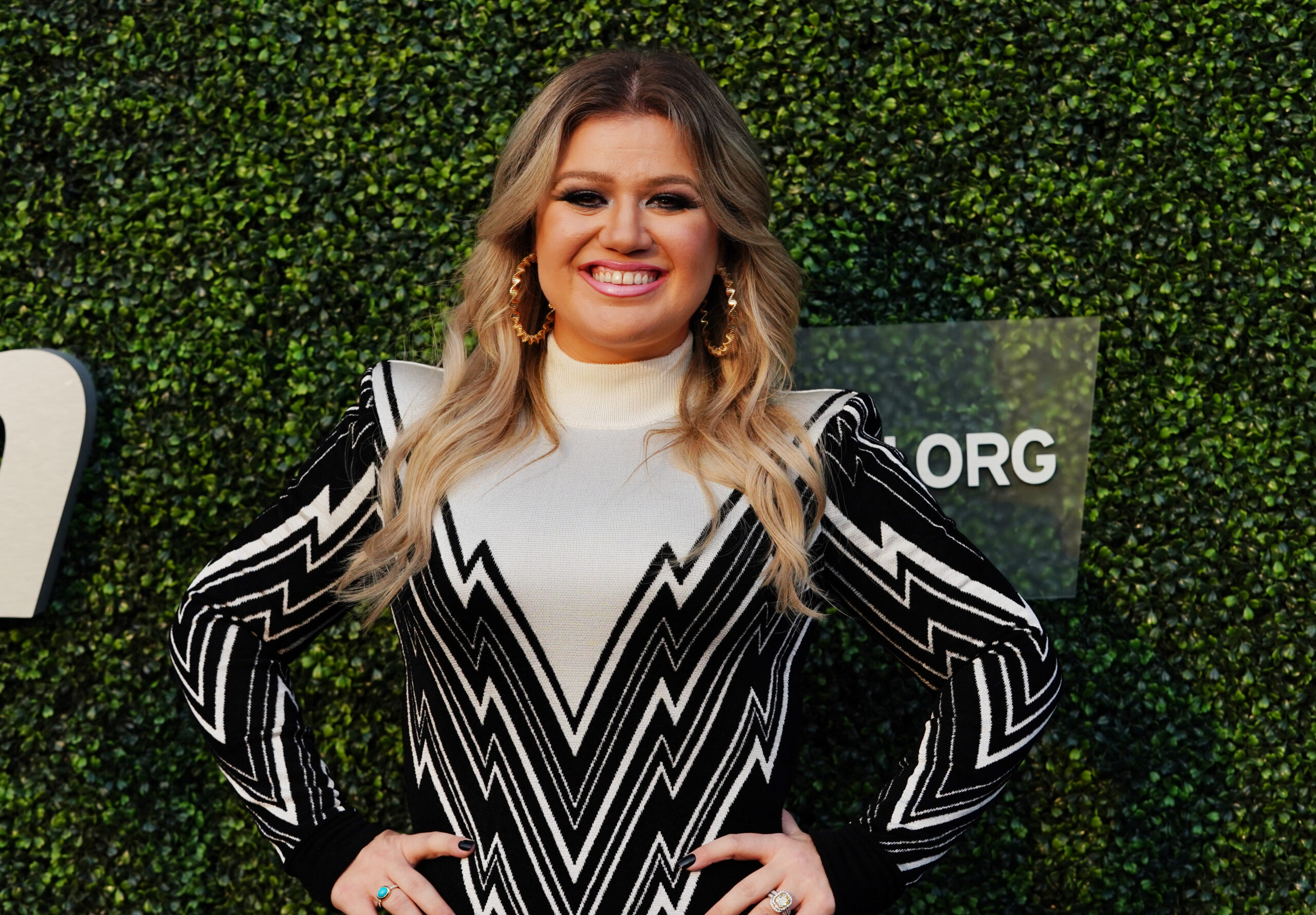 Kelly Clarkson Files to Restore her Name